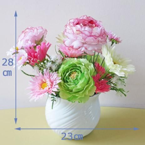 かわいい造花のフラワーアレンジメントです。 かわいい造花のフラワーアレンジメントです。