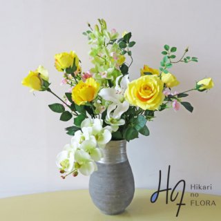 光触媒アートフラワーアレンジメント【フリーセン】曲線のある花器から伸びる花々が素敵な、高級造花アレンジメント。