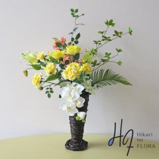 光触媒アートフラワーアレンジメント【ボーテ】ツィッグの手編みの花器に、胡蝶蘭とバラをアレンジしました。
