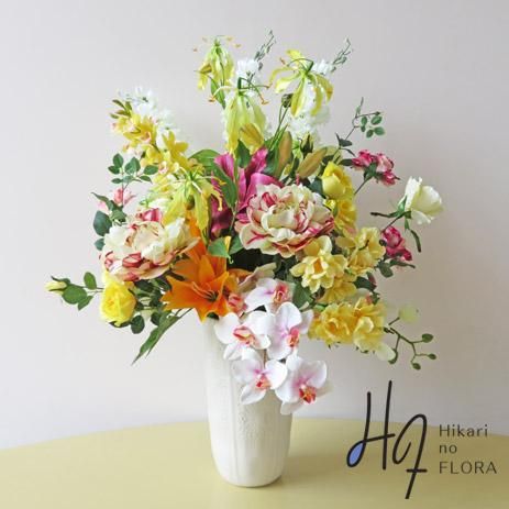 芍薬や牡丹など 造花では珍しい花材も多用した 光のフローラ シリーズの高級造花アレンジです 芍薬や牡丹など 造花では珍しい花材も多用した 光のフローラ シリーズの高級造花アレンジです