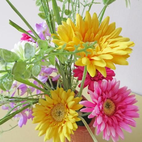 造花インテリア 和風モダンガーベラ 可愛いガーベラを入れた造花アレンジです リョクエイ ワンランク上の高級造花アレンジメント専門店 上質花材で ギフトに人気のアーティフィシャルフラワーを販売 造花インテリア 和風モダンガーベラ 可愛いガーベラを入れた造花アレンジです リョクエイ ワンランク上の高級造花アレンジメント専門店 上質花材で ギフトに人気のアーティフィシャルフラワーを販売