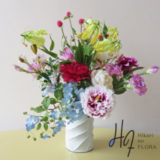 高級造花アレンジメント【ベルダ】高級造花の花々には、このようなお花もあります。花器と素敵なアレンジメントです。