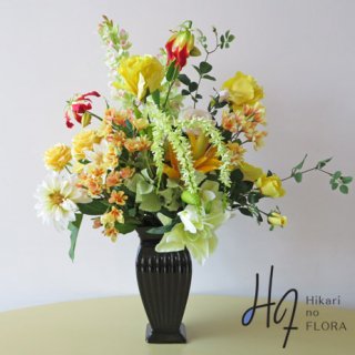 高級造花インテリア【クラースヌイ】イエロー系でまとめたアーティフィシャルフラワー（高級造花）をアレンジしました。