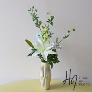高級造花アレンジメント【サント】個性的な姿の美しい花器に、お気に入りのお花を挿しました。