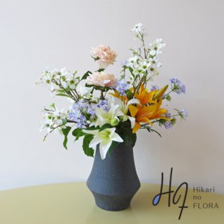 高級造花アレンジメント【リープ】重厚な花器に、自然な感じで。お花それぞれの姿を、美しくアレンジしています。