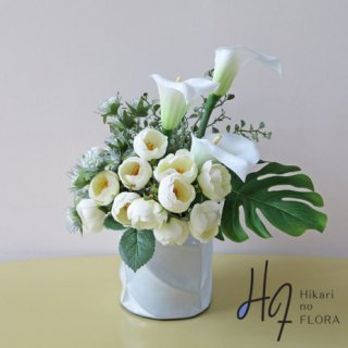造花アレンジメント【ｆ1388】鈴なりのバラとカラーのアレンジメント。白釉薬の花器と共に清楚に。