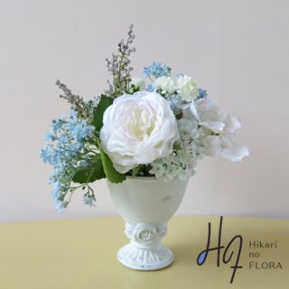 造花アレンジメント【f1389】白色で清楚な演出、素敵なアレンジメントです。