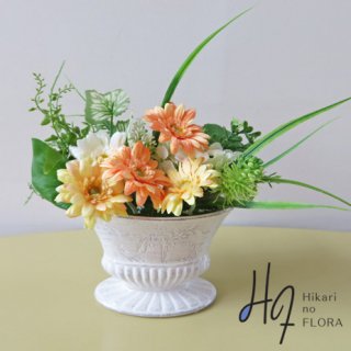 造花アレンジメント【f1390】ガーベラの魅力って、可憐さ、可愛いさですよね。小さなアレンジメントです。