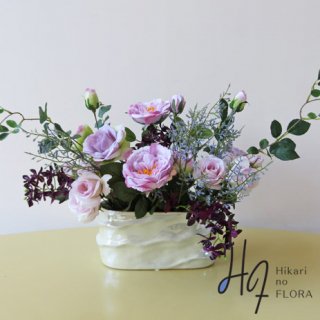 高級造花アレンジメント【アデッソ】大人オシャレなローズのアレンジメントです。パールのような花器も素敵です。
