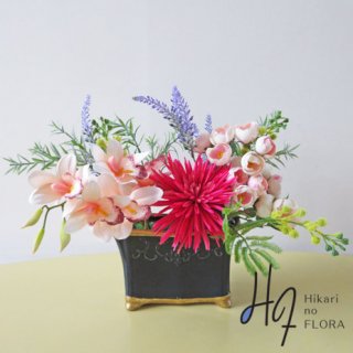 高級造花アレンジメント【マミー】花火のような可憐菊とピンクのシンビジューム、多くの花をつけるローズ。