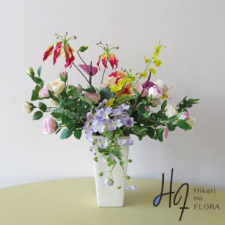高級造花アレンジメント【タイーシャ】キャスケードタイプのハイドレンジアと勢いのあるお花、そして葉っぱも。