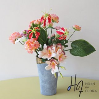 高級造花アレンジメント【アーダ】オシャレな陶器製花器に、ピーチピンクの花を入れて優しく温かく包み込まれるように。