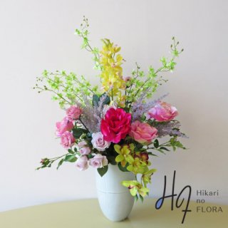 高級造花アレンジメント【イリーナ】リアルなシンビジュームがベビーファレノの中で、輝くように美しい高級造花アレンジメントです。