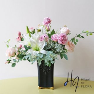 高級造花アレンジメント【イヴァンナ】ユーカリを含めてすべてのお花が、フレンチシックな花器に映えて素敵な高級造花インテリアになりました。