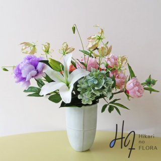 高級造花アレンジメント【カピトリナ】 大輪の高級造花の競演です。一つ一つの優美さに見とれるアレンジメントです。