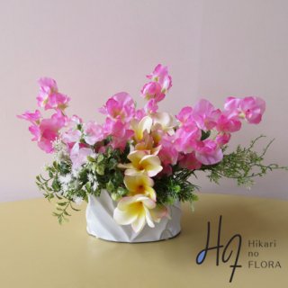 高級造花アレンジメント【ヴィオラ】スイートピー＆プルメリアで超明るい高級造花アレンジメントです。