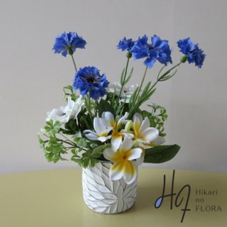 高級造花アレンジメント【ティーナ】花言葉「幸運・幸福」コーンフラワーとプルメリアのアレンジメントです。