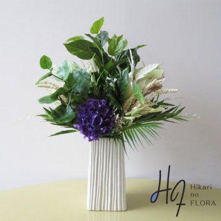 高級造花アレンジメント【テオフィラ】ハイドレンジアをアクセントにしてモダンで、個性的なグリーンをアレンジしました。