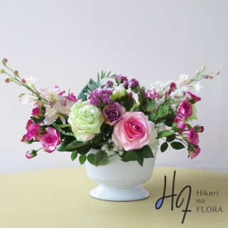高級造花アレンジメント【レオニーダ】ローズとデルフィニュームの高級造花アレンジメントです。白釉薬の花器に合います。