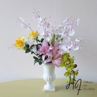 高級造花アレンジメント【ジョルジーナ】オンシジュームとリリィーが優しい色彩で、清々しさも感じられる、高級造花アレンジメントです。