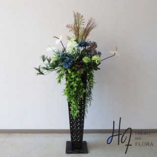 光触媒造花アレンジメント【スタンド９０型ＲＤ５５1】インディゴ（藍色）ダリアで個性的な色彩のスタンド型高級造花アレンジメントです。