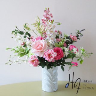 高級造花アレンジメント【ロム】オンシジュームと薔薇が優しい色彩で、べりーがアクセントになっている高級造花アレンジメントです。