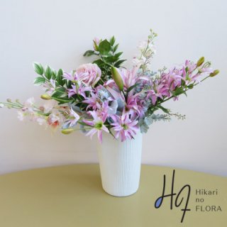 光触媒高級造花アレンジメント【リリィー】リリィーに魅了される、エレガントな高級造花アレンジメントです。