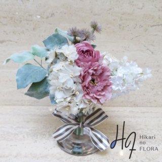 フラワーオングラス【014】アートな花たちのアレンジメント。メッセージカードを添えてプレゼントにいかがでしょうか。