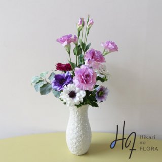 光触媒高級造花アレンジメント【カルタ】今年新作のオシャレな花器に、トルコギキョウとアネモネをアレンジしました。