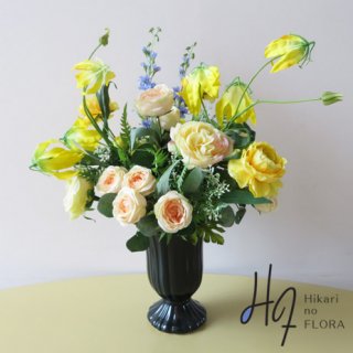 光触媒高級造花アレンジメント【ディア】品よく、そして優しい印象でアレンジしました。プラス、グロリオサで華やかさを。