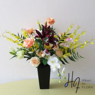 光触媒高級造花アレンジメント【エゲリナ】デザイン性の高いかいリリーを中心に、花々を伸ばした高級造花です。