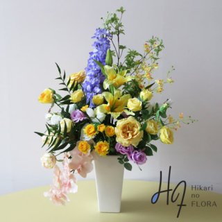 光触媒高級造花アレンジメント【シャーロット】綺麗なデルフィニウムをズバッと。イエローの中で花々が冴えます。