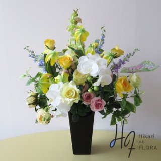 光触媒高級造花アレンジメント【オレーシャ】黄色と白の配色で清潔感がアップ。美しいアレンジメントです。
