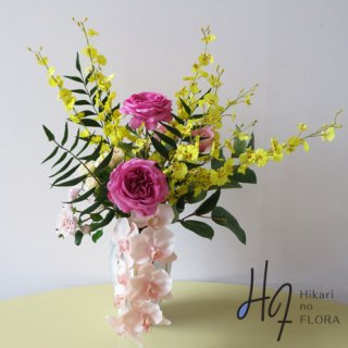 光触媒高級造花アレンジメント【ジアーナ】美しい花器に美しい胡蝶蘭、そして明るいバラとオンシジューム。
