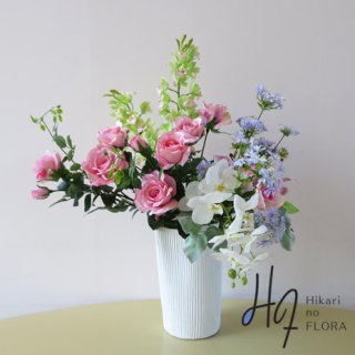 光触媒高級造花アレンジメント【グスト】美しい色彩の中で、それぞれのお花がきれいに咲き誇る、高級造花アレンジメントです。