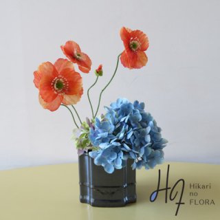 光触媒高級造花アレンジメント【キーラ】ハイドレンジアとポピーの高級造花アレンジメントです。無料のメッセージカードを添えて。