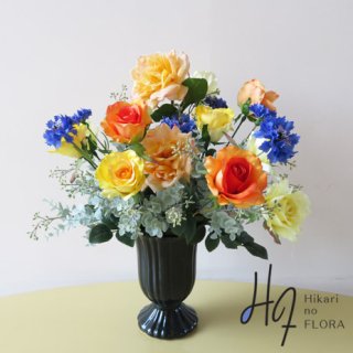 光触媒高級造花アレンジメント【マルタ】ナチュラルな花びらのローズと、アクセントにコーンフラワーをアレンジした高級造花アレンジメントです。