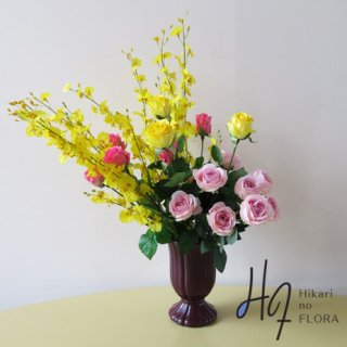 光触媒高級造花アレンジメント【ホアーラ】バラとオンシジュームのアレンジメントです。花器の色も個性的です。