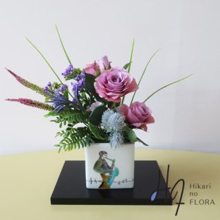 高級造花アレンジメント【九谷焼・武腰美恵子「ミュージック」】九谷焼人気作家・武腰美恵子先生の花器に高級造花をアレンジしました。