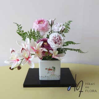 高級造花アレンジメント【九谷焼・武腰美恵子「ミュージック」】九谷焼人気作家・武腰美恵子先生の花器に高級造花をアレンジしました。
