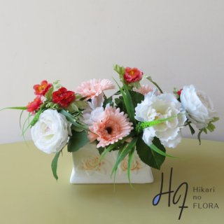 光触媒高級造花アレンジメント【ロレータ】白色のラナンキュラス、ピオニー、そしてピンクのガーベラ。無料のメッセージカードを添えて贈りませんか。