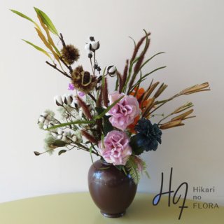 光触媒高級造花アレンジメント【ハルバ】秋を集めた、高級造花アレンジメントです。花器は、九谷焼産地サビ釉薬八寸花生です。