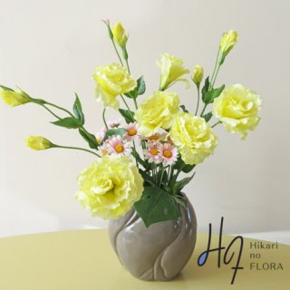 光触媒高級造花アレンジメント【オルガ】ふわふわレモンイエローのトルコギキョウのアレンジメントです。
