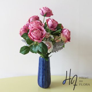 光触媒高級造花アレンジメント【ベニアミナ】インディゴブルーの花器に、シックなローズをいれました。