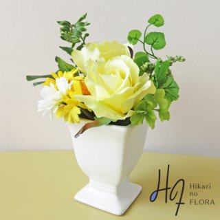 光触媒高級造花アレンジメント【たまゆら】黄色のバラとガーベラを小さめの花器にかわいくまとめました。