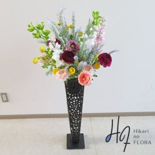 光触媒造花アレンジメント【スタンド７０型ＲＤ613】ラナンキュラスとシンビジュームの上品な、高さ１１５ｃｍの高級造花スタンド花です。