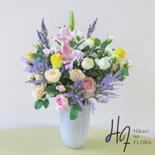 光触媒造花アレンジメント【チェレス】美しいリリーと見事なラベンダー、そして個性を競うローズの高級造花アレンジメントです。