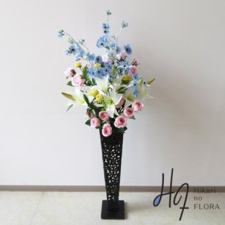 光触媒造花アレンジメント【スタンド７０型ＲＤ623】草原のリリィーとアクセントのラナンキュラスが素敵な造花スタンドです。高さ１３５ｃｍの高級造花スタンド花です。