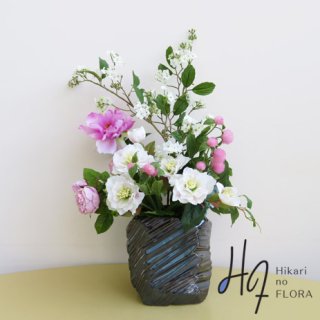 光触媒造花アレンジメント【ミラナ】オブジェのような花器に、美しい千日紅と薔薇、そしてピオニーの高級造花アレンジメントです。