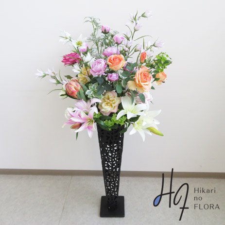 光触媒造花アレンジメント【スタンド７０型ＲＤ626】カンパヌラやプロテアなど最近人気のお花も入れた14種の花々が咲き誇る造花スタンドです。高さ１３０ｃｍの高級造花スタンド花です。  - リョクエイ　ワンランク上の高級造花アレンジメント専門店　 上質花材で、ギフトに人気のアーティフィシャルフラワーを販売